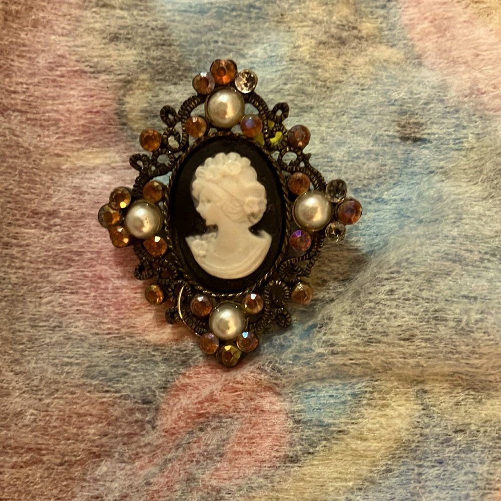 Vintage Cameo pin left facing